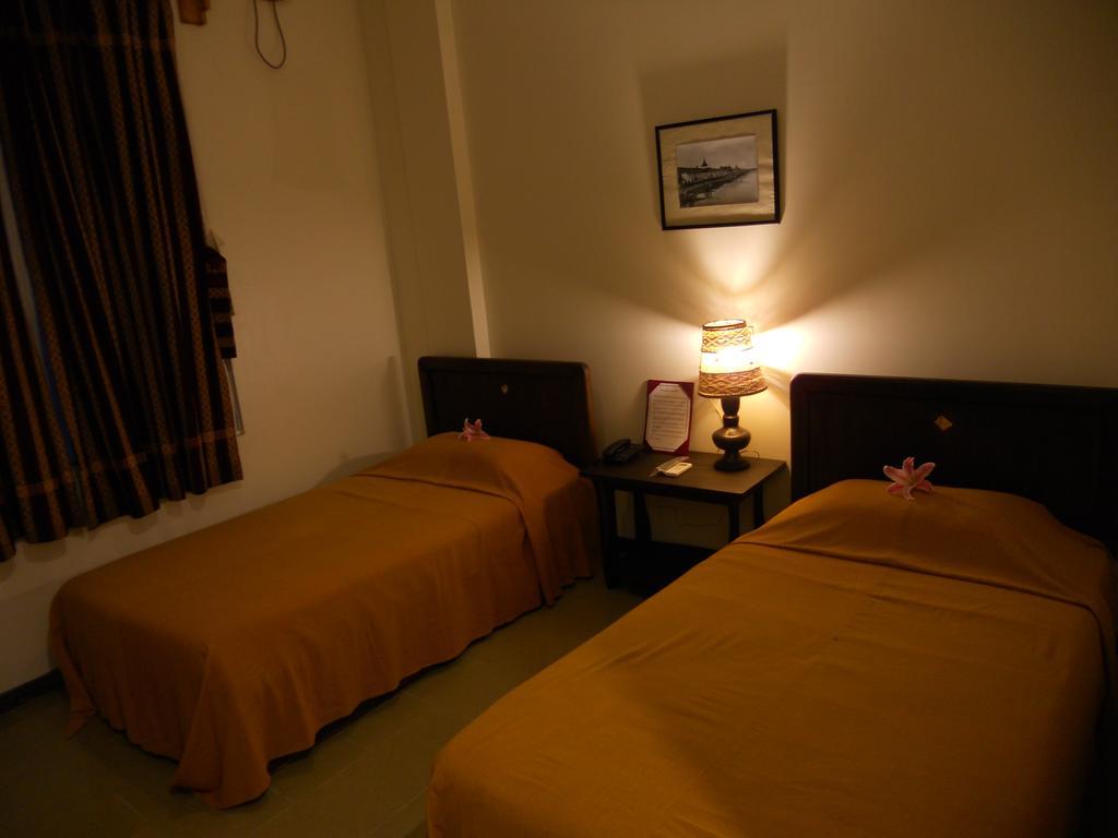 A Little Bit Of Mandalay Tavern Bilik gambar